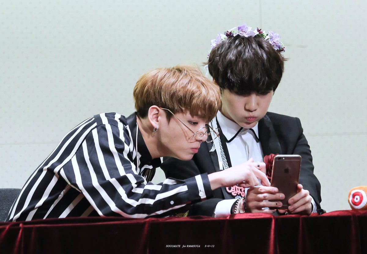 Jungkook dan Suga BTS saat sesi fansign pada 2016 lalu.