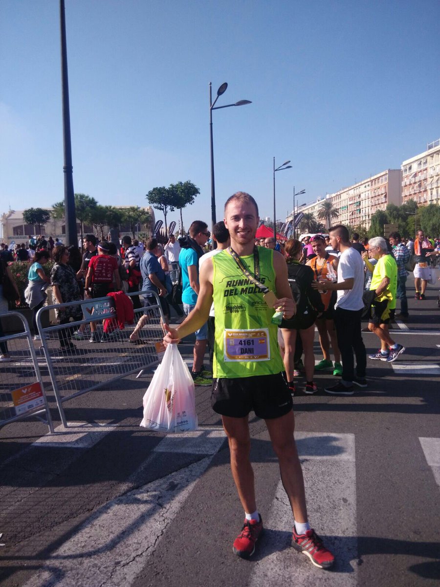 runnersmolon's tweet photo. Nuestro runner Dani ha lpasado la meta del @MedioMaratonVLC con buen tiempo! Enhorabuena!!  
#ValenciaEsOro #MedioMaratonValencia https://t.co/qSySOIFxdR