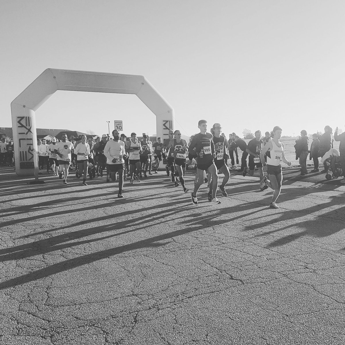 kwoz121's tweet photo. They're off! It's a beautiful morning for the Valparaiso Half Marathon! #nwipreps #nwitimes https://t.co/jobGcfD2pa