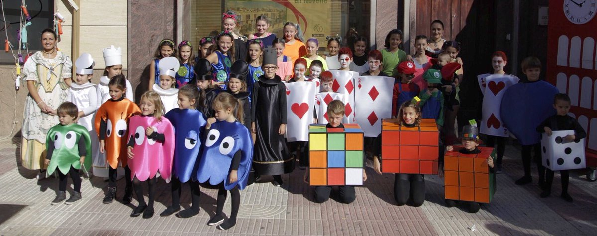 FallaMurtaMarav's tweet photo. La nostra comisio infantil a la cavalcada. Jocs de tot tipus #fallesUNESCO https://t.co/kjp3XhipHA
