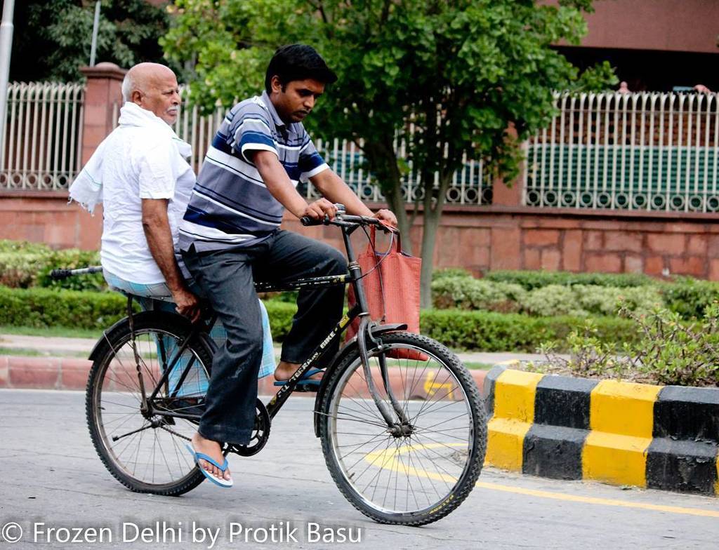 A lift for my grandad :-) #frozendelhi #delhi #streetphotography #delhigram #sodelhi #yin_… ift.tt/2dM3vs7