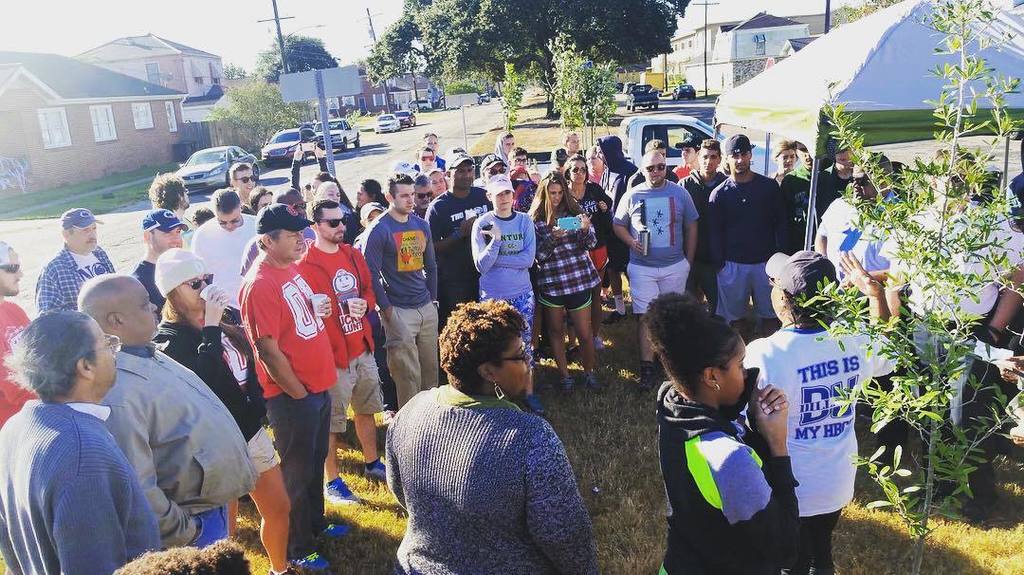 GlobalGreenNOLA's tweet image. #plant4peaceNOLA standing in solidarity with #plant4peaceSTL  yesterday was wonderful--nei… ift.tt/2e0ARRz