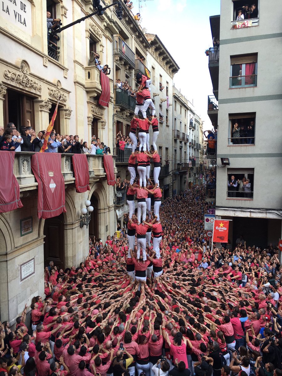 collavella's tweet photo. #SantaÚrsula16: 4de10fm, 3de10fm i 4de9 DESCARREGATS!!! #ÉsSantaÚrsula #castellers https://t.co/wAG6ubxi6x