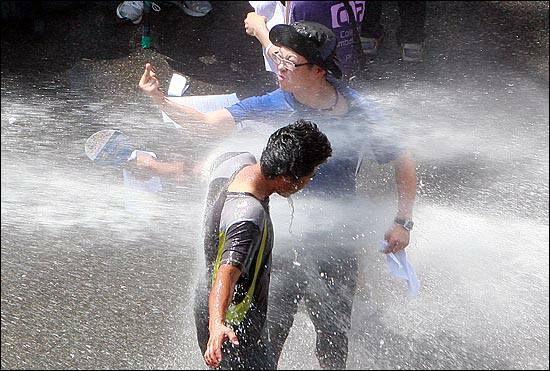 좌좀들이 얼마나 위선적이냐 하면 물대포가 사람을 죽일 수 없을 만큼 약하다는 것을 시위때마다 몸소 체험하고 알면서 단 한 놈도 진실에 침묵한단 사실이다 물대포가 위력적 이였으면 벌써 증인들 수 백명이 나왔다