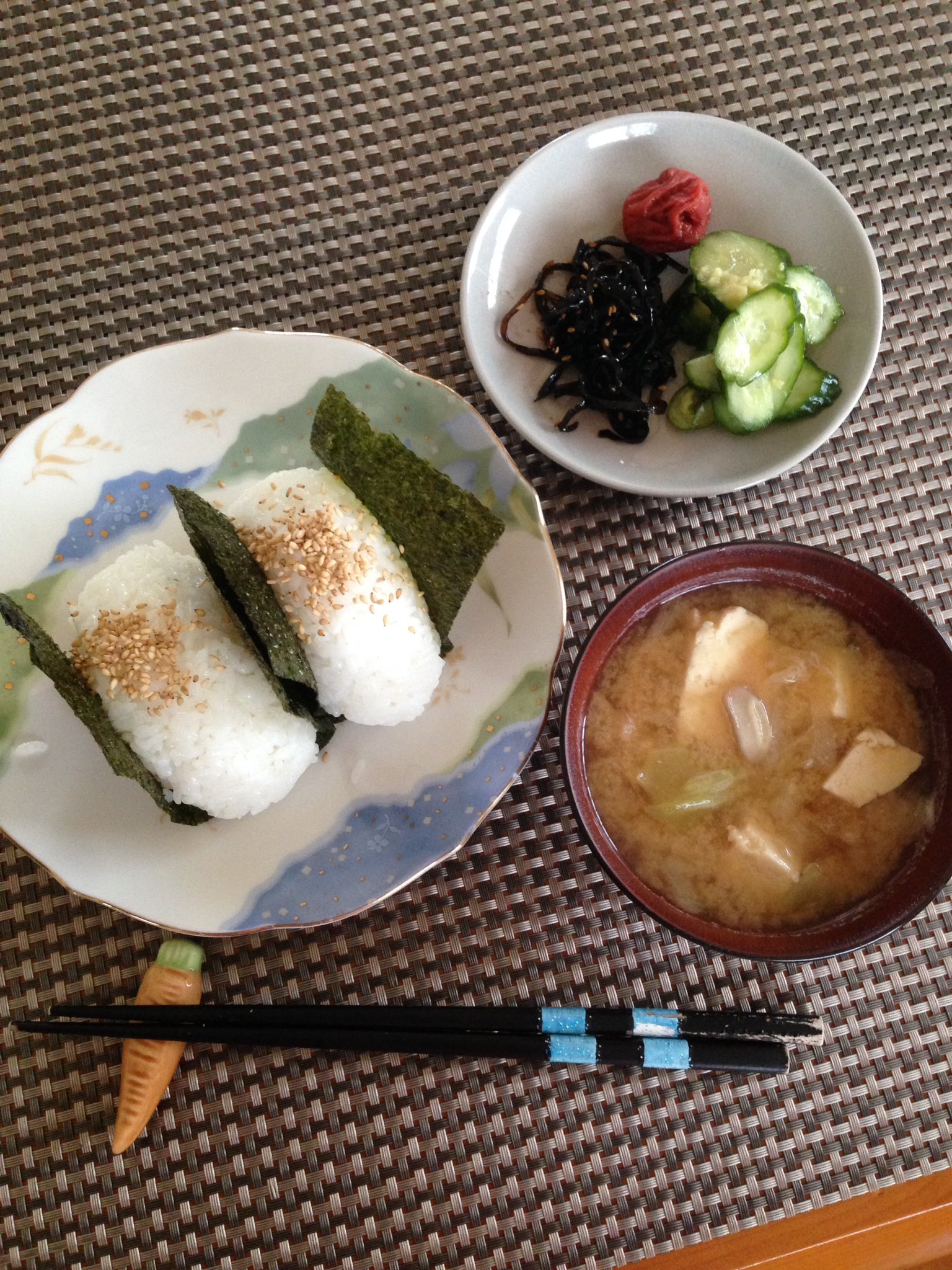 かぉりん のお米食べるダイエット On Twitter 朝昼兼用で真面目におにぎり食べた 夜は久々娘おいしいラーメン屋さんで鳥から餃子と辛いラーメン ラーメン屋さんなんて一年以上ぶりやないの おいしかったー 明日からまたダイエット頑張ろう