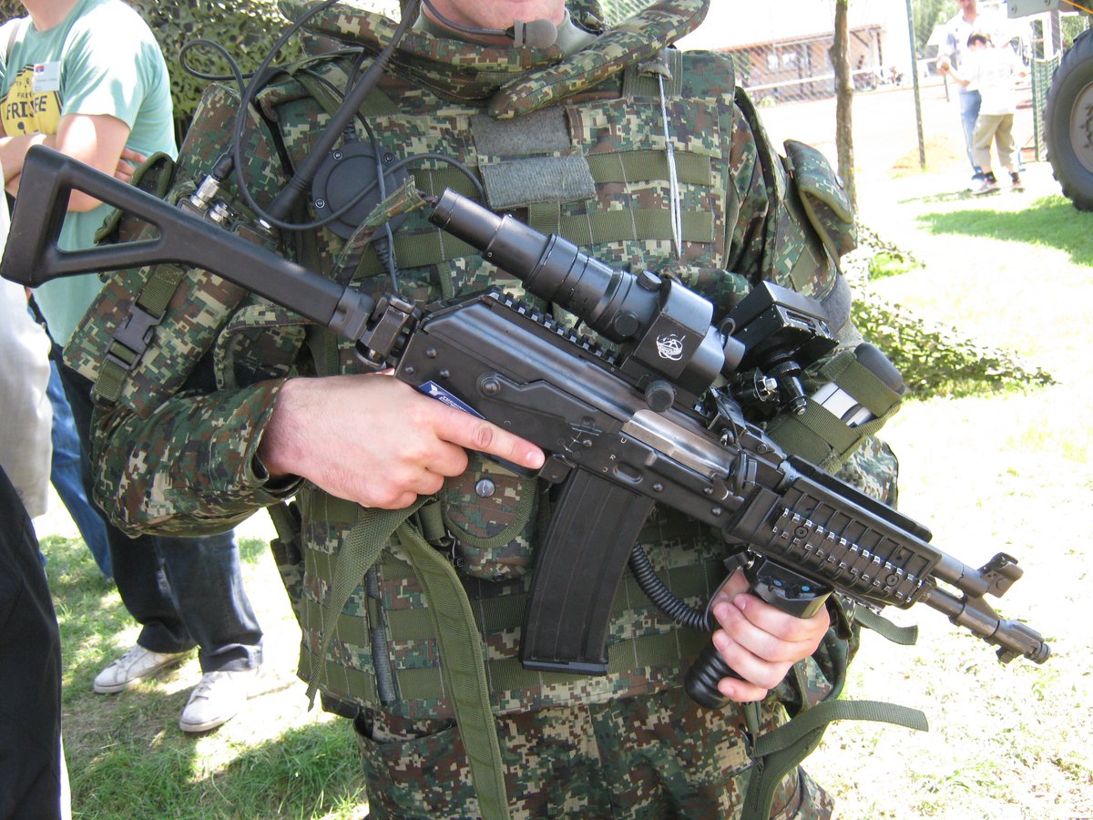 Akバリエーションbot Pa Twitter Zastava M21 セルビア ザスタバ社のak 同社m70を基に使用弾を5 56mmnato弾に変更 ポリマーハンドガードやレシーバー左側に右手で操作可能なセレクターを装備する セルビア軍の正式銃として採用され カービンのm21sや更に短い短機関