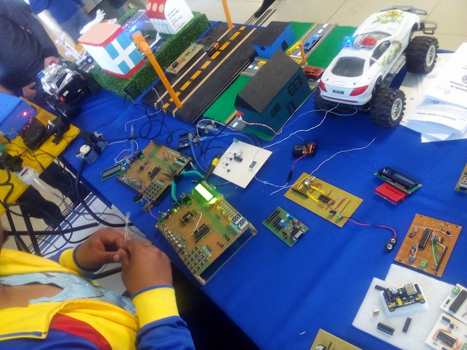 karlozmx's tweet photo. 22.10.2016 #69Aniversario #FIME #ExpoTécnica2016, Oferta Educativa nuestros programas técnicos y diplomados #EducaciónContinua #TIEEE #UANL https://t.co/lqij9nLq7l