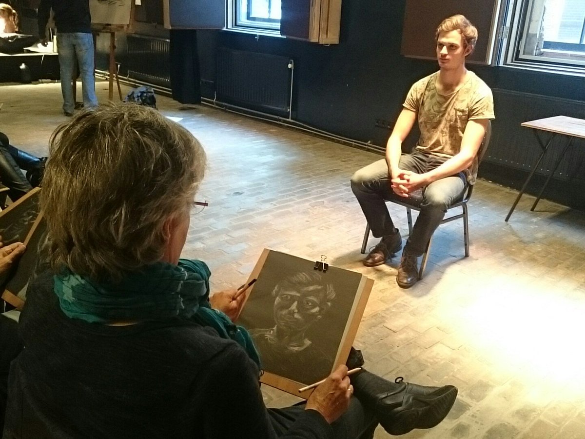 Portret tekenen onder begeleiding van kunstenaar Hans Bonte tijdens <a href="/TBDLeiden/">The Big Draw Leiden</a>