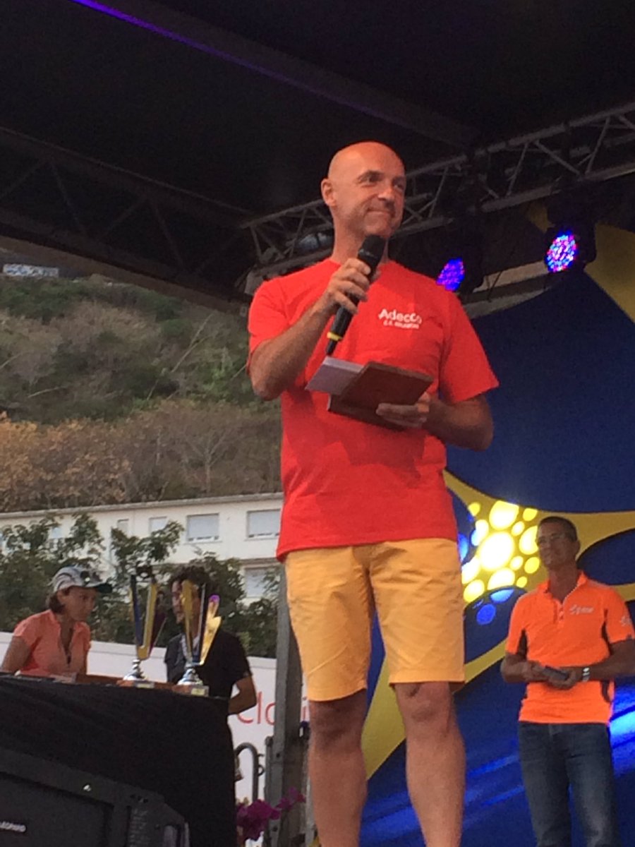 SophieArthaud's tweet photo. @AdeccoFrance #Réunion
Remise de prix de la Diagonale des fous du #GrandRaid2016 par @DRoussel76 https://t.co/SA8dSn0Vd7