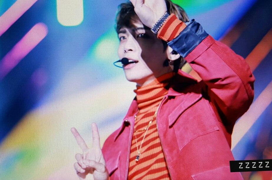 1210Heena's tweet photo. 161023 부산 bof #종현 😉👈 https://t.co/A2dAHgXFU2