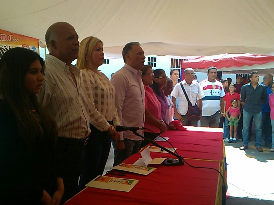 MatBolivariana's tweet photo. El alcalde bolivariano de #Maturin y diversas autoridades de salud entonan las notas del himno nacional https://t.co/asd30kxaf2