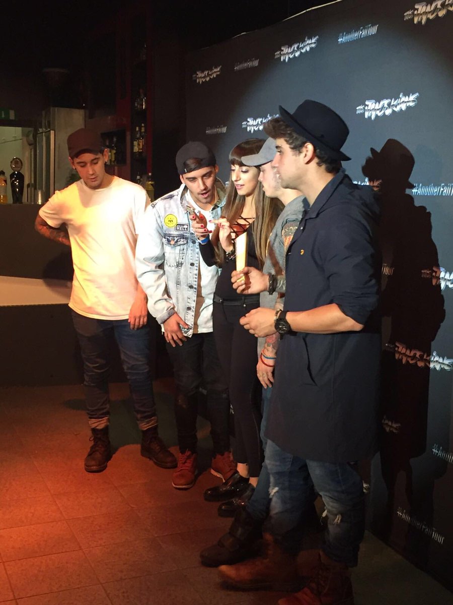 Ludovica5SOS's tweet photo. Miss them sm #AFTMilan https://t.co/U5ZtbCEDjI