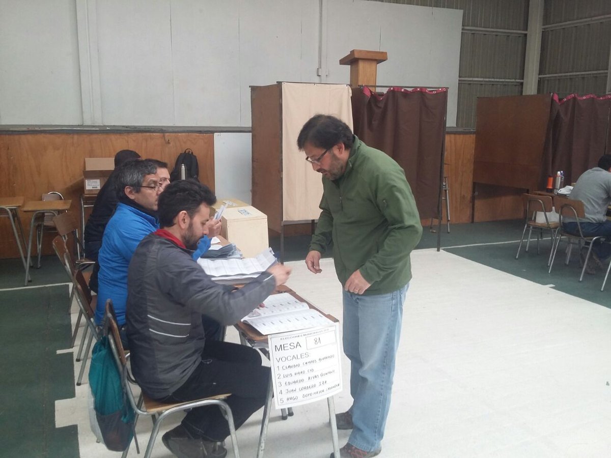 RDAysen's tweet photo. En Liceo Diego Portales @rodalearaya #YoSiVoto #ConMiVoto #ConsuVoto a Revolucionar el Concejo municipal Coyhaique https://t.co/B8svdglC8m