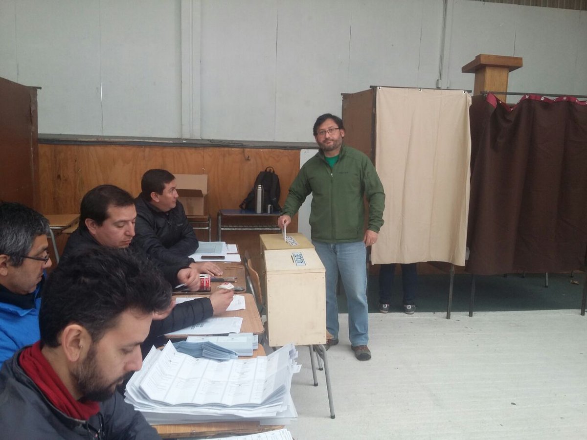 RDAysen's tweet photo. En Liceo Diego Portales @rodalearaya #YoSiVoto #ConMiVoto #ConsuVoto a Revolucionar el Concejo municipal Coyhaique https://t.co/B8svdglC8m