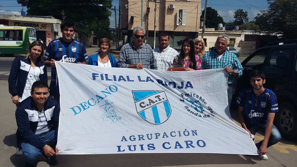 AtleticoTucSCP's tweet photo. La Peña "Luis Caro" de La Rioja, le entregó un presente a la Familia de Luisito en el cementerio del Norte donde descansan sus restos. https://t.co/9IF9JFGZW3
