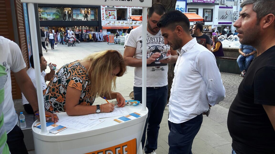 Muratpaşa Gençlik Kollarımızın Kapalıyol'daki üye standı.
Güçlü Antalya için hızla hedefe doğru ilerliyoruz.
#Hedef500BinÜye 
<a href="/rizasumer/">Av.Rıza SÜMER</a>