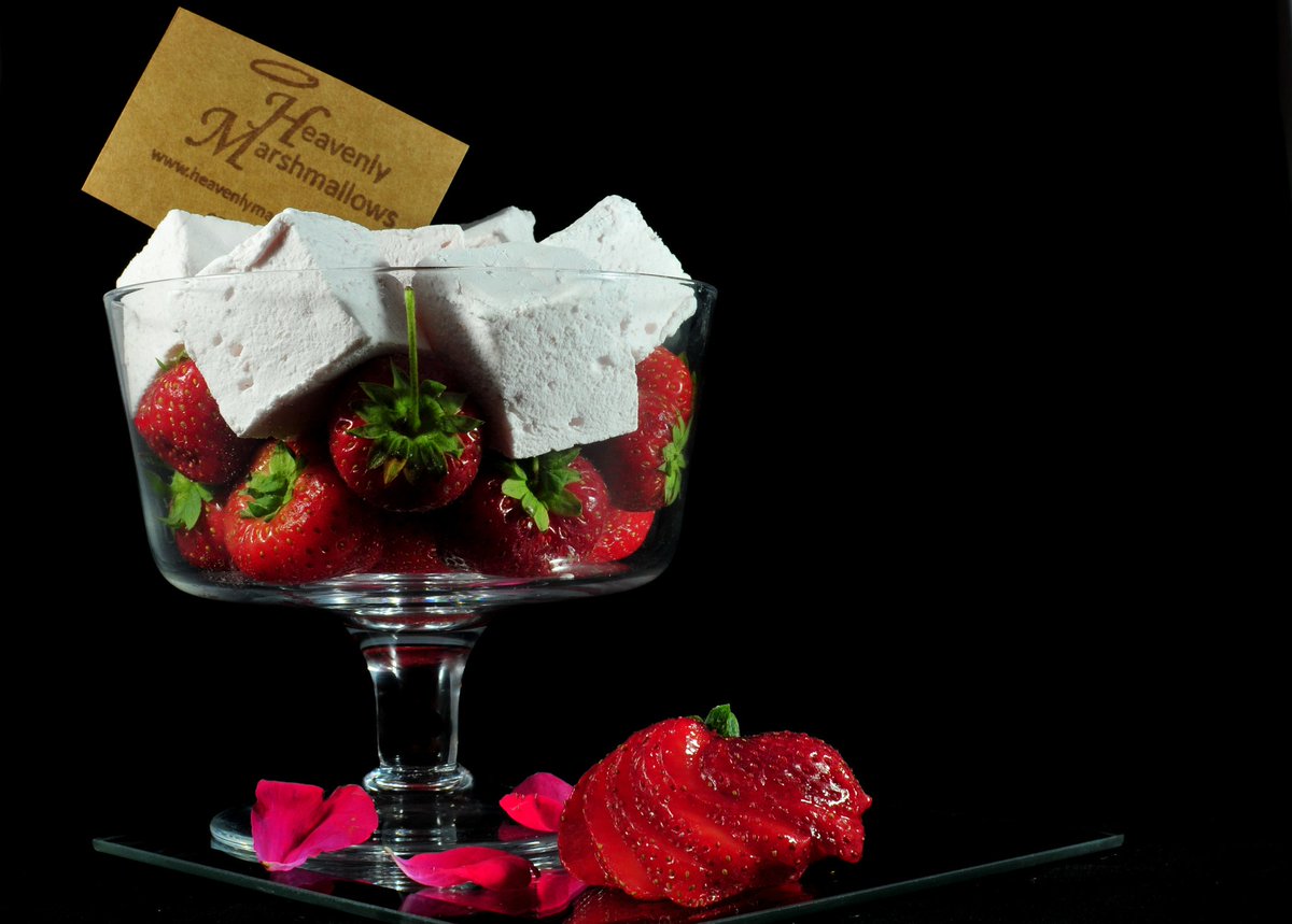 heavenlymallow's tweet photo. Our #heavenlymarshmallows are made with #natural #ingredients. #strawberries #lemons #100% mint oil #groundginger https://t.co/5TCH3oC1iv