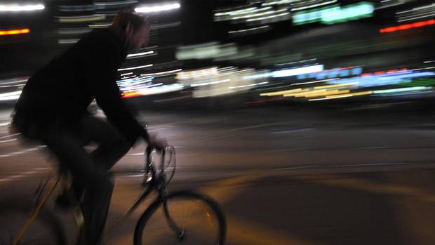 globeandmail's tweet photo. Dear cyclists riding at night without a light: Do you have a death wish? https://t.co/SDenmIxOck From @GlobeToronto https://t.co/sc12hv5psI