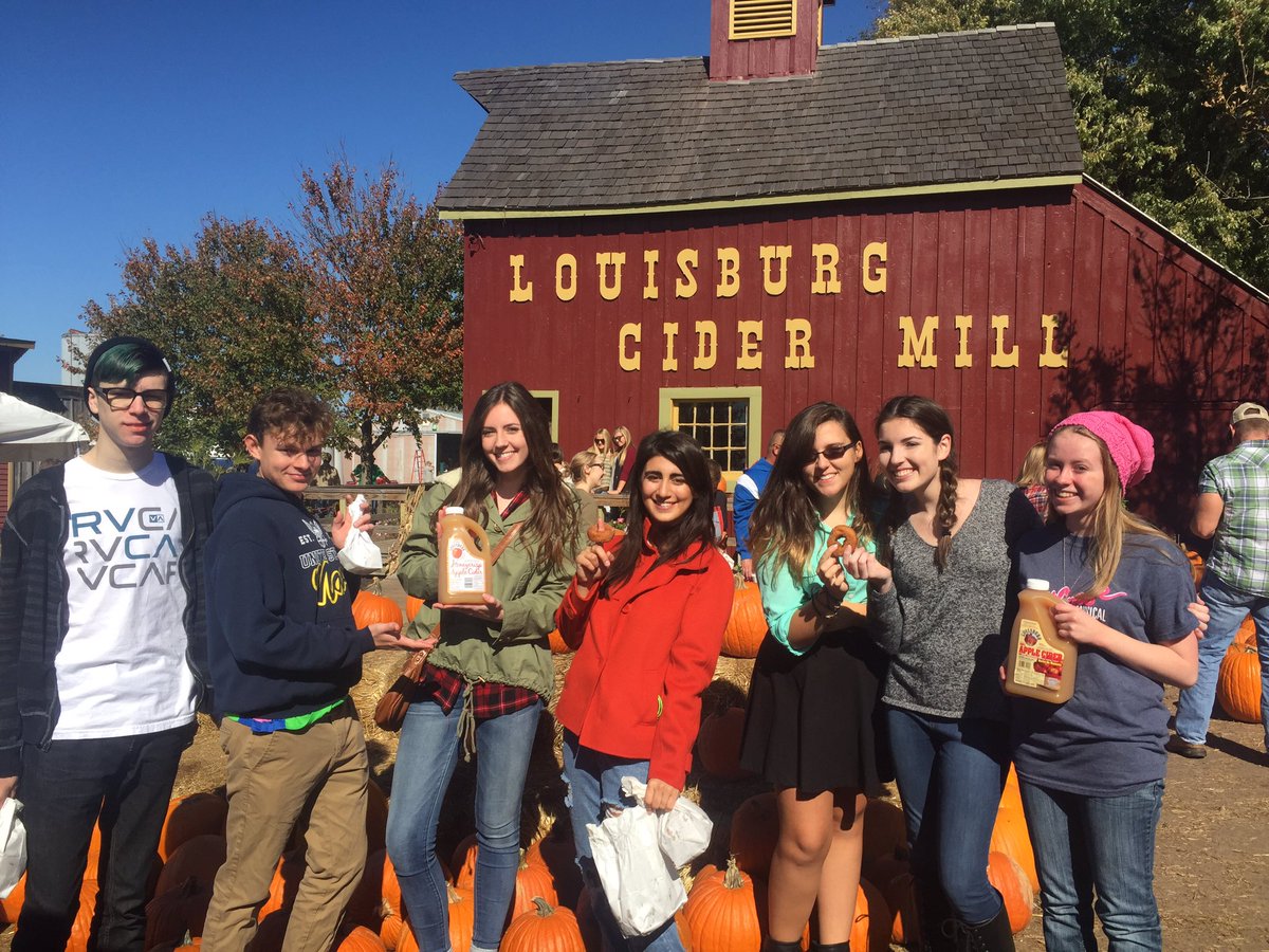 BVWTrebleMakers's tweet photo. These awesome songwriters crushed it at the Cider Mill! Wouldn't want to share donuts, cider or the stage with anyone else❤️ https://t.co/Upt7oCbX3Y