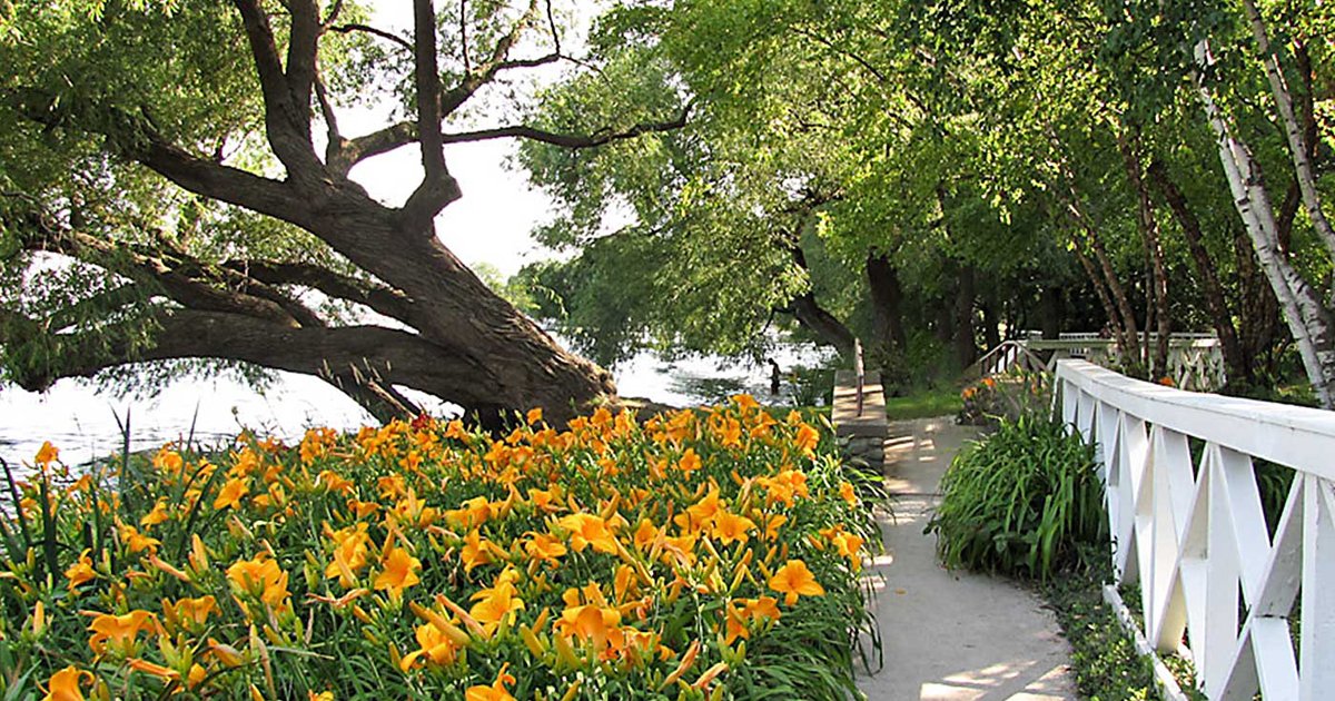 VisitLakeGeneva's tweet photo. Enjoy a lake walk and cruise with @Lake_Geneva_CL #shorepath #kakegenevacruiseline https://t.co/35WC2NUg1W https://t.co/838Dz16m9e
