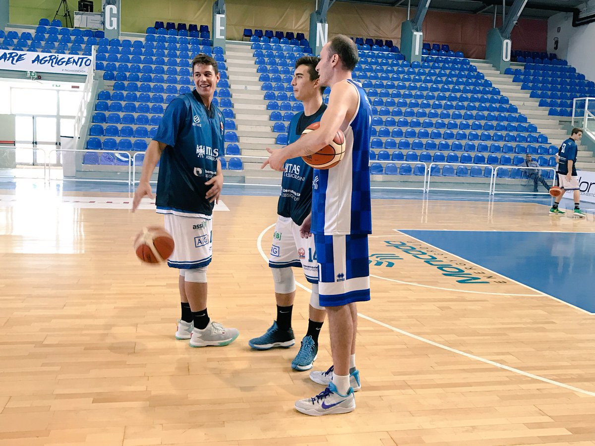 LatinaBasket's tweet photo. #AgrigentoLatina Primi passi sul parquet del #PalaMoncada per i giocatori delle due squadre, prima da ex per Bruno Mascolo #insiemepiùforti https://t.co/Vi94X0ELWK