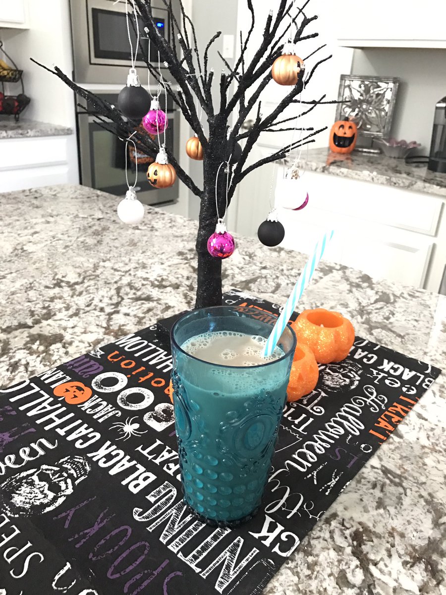 TayLindseyLove's tweet photo. All that talk about chocolate milk/ milo made me want some!! Yum!! #Americanstyle #fancycup 😁 https://t.co/M6ZOcM9i80