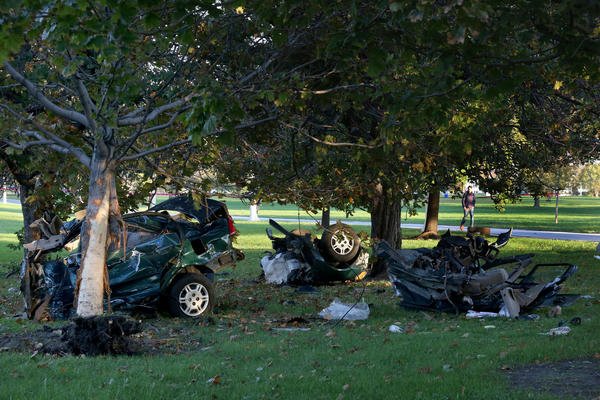 chicagotribune's tweet photo. A man is dead after crashing into a tree off Lake Shore Drive Sunday morning: police. https://t.co/DPRHo5tMIz https://t.co/GBXnXCeJ0n