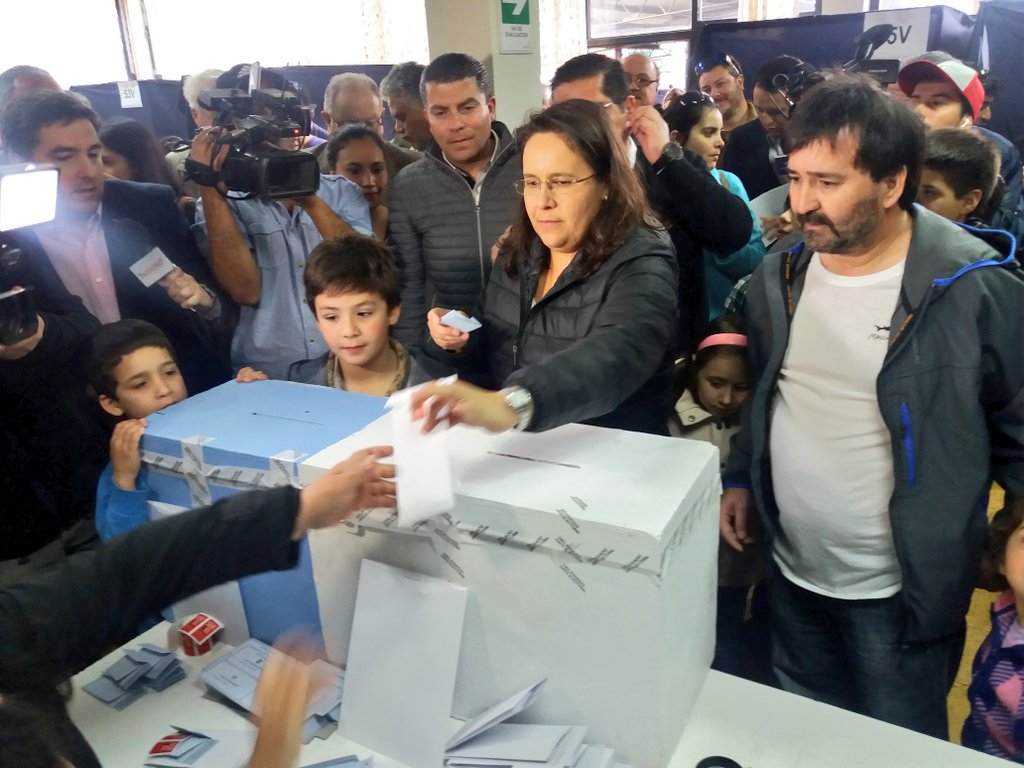 VillagranTalca's tweet photo. Con nuestro deber cívico cumplido, motivador apoyo ciudadano en Costanera, #LlegóLaHora de votar con la convicción en que triunfaremos E1 https://t.co/k2jGN9AD66