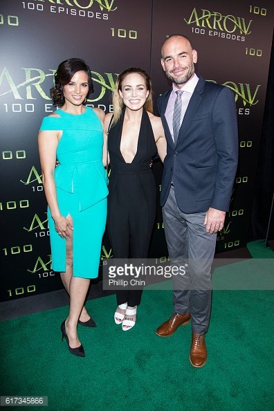 KLawSpanish's tweet photo. [Fotos] Katrina Law junto a Caity Lotz y Paul Blackthorne en la fiesta del capítulo 100 de #Arrow. https://t.co/vEcRxcbgkD