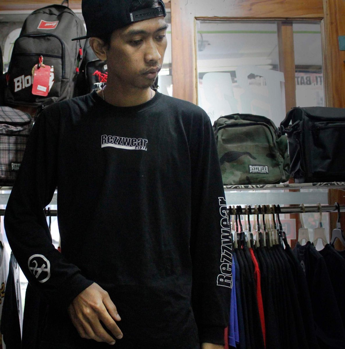Ls REZZWEAR
Rp 120.000
REZZWEAR DISTRO 
.Jln sinarmukti. batujajar  
WA/sms 08997885450