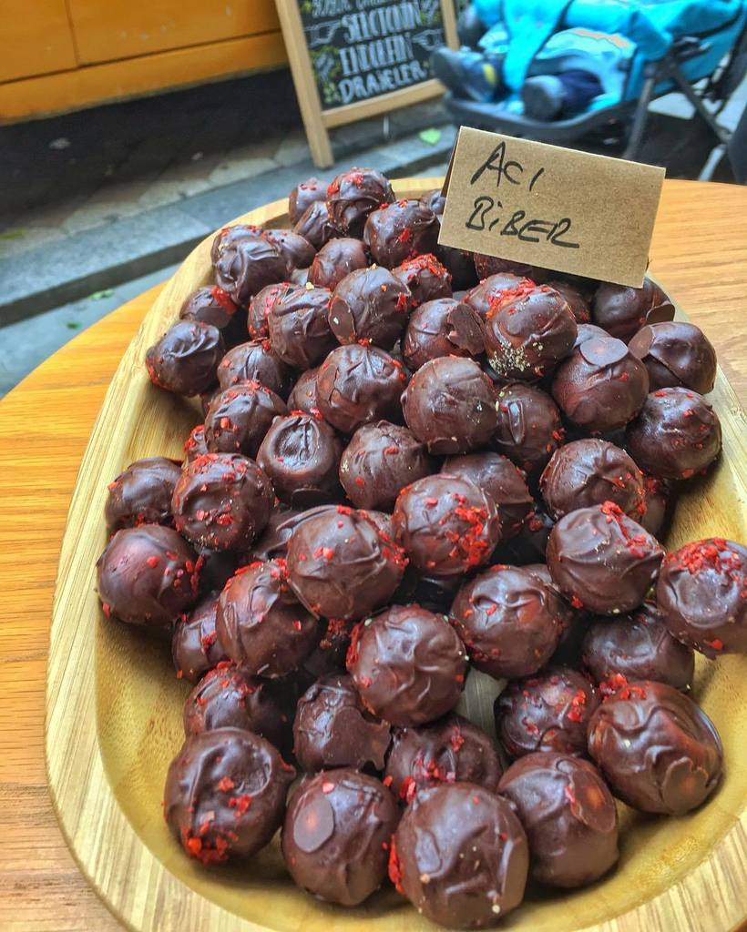 hanecikolata's tweet photo. Sorarım aşk durulur mu?💛
Acıyı sevmek olur mu?🌶 #acibiber #truffle #biberlicikolata #moda #bahariye #rihtim https://t.co/A2XJkqK344