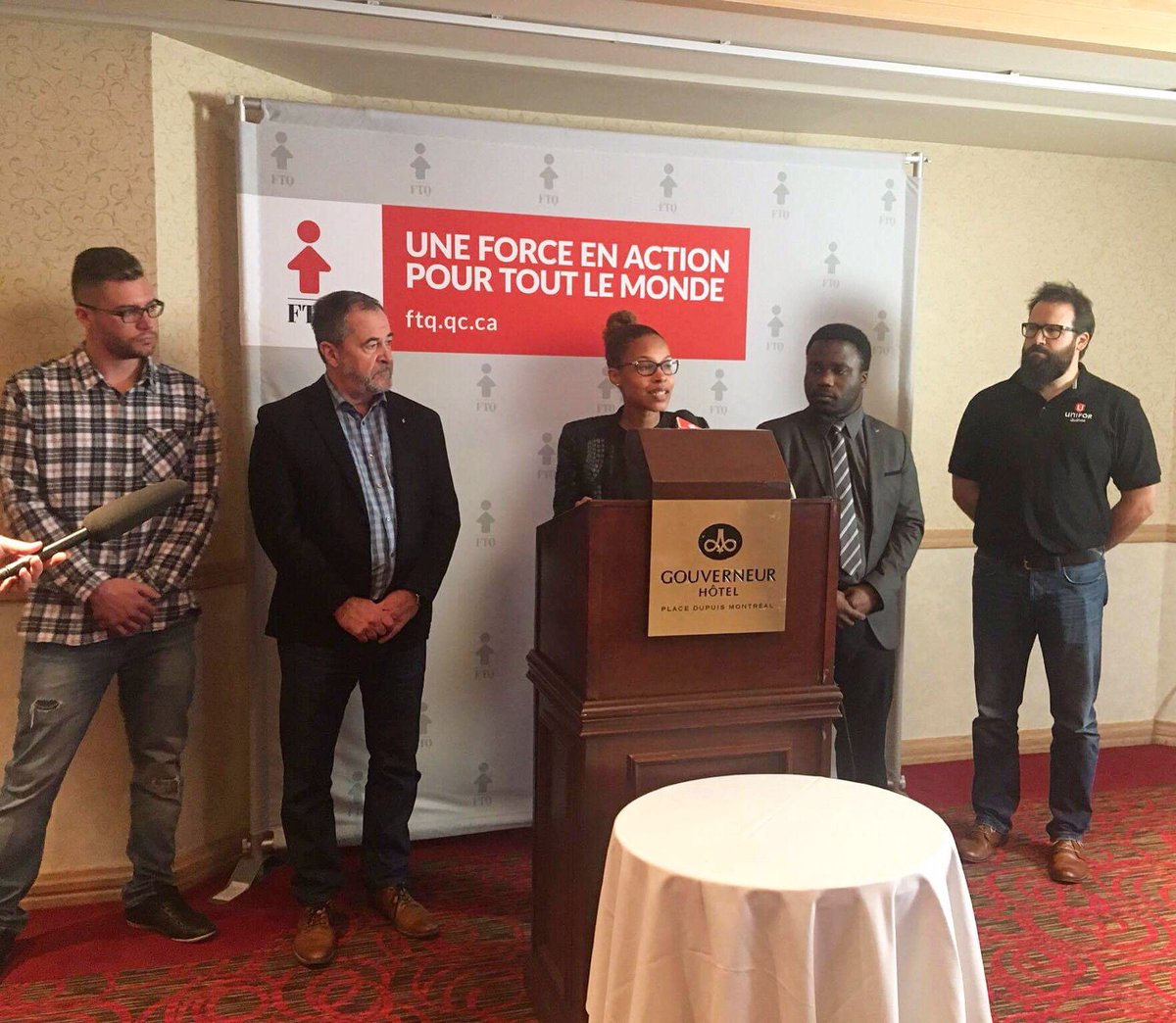 forcejeunesse's tweet photo. À travail égal, salaire égal! @FTQnouvelles, @CJ_PLQ et @forcejeunesse réclament la fin des clauses de disparité de traitement! #polqc https://t.co/yMaDTylNzW