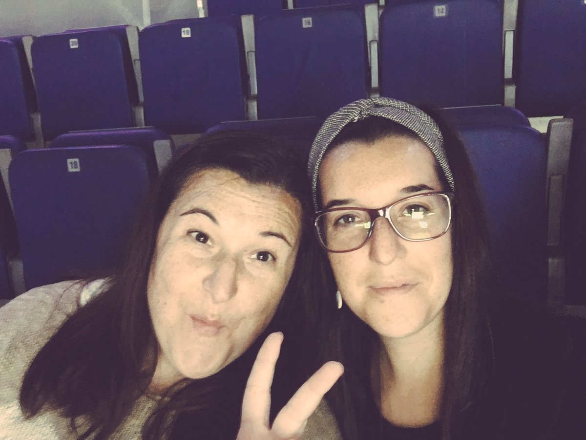 laury172's tweet photo. Si si si ya estamos aquí!!! #MSEstu&amp;https://t.co/7DBzxMq945 #basket #partidazo #hermanitas #momentosunicos  @chivigracia https://t.co/uBusG29efA