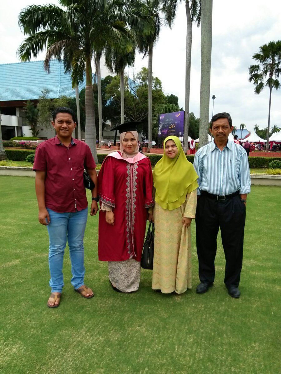 ecahharis's tweet photo. Harini penat sangat, tapi im so happy! #upmconvocation40 ππ https://t.co/5P0PjVzMSt
