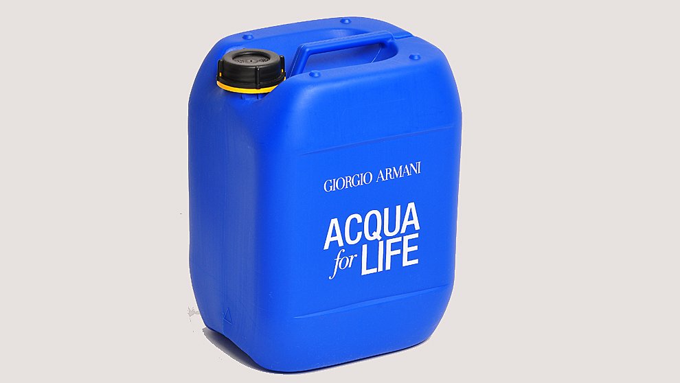fueradeserie's tweet photo. La campaña de @armani para llevar agua potable a países donde no hay recursos #helpgivewater @MartaDoolittle https://t.co/17K7f3M11g https://t.co/OBTagZEEUh