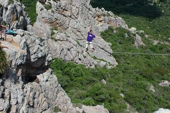SlacklineVZ's tweet photo. Gustavo Garza de #SlacklineMty en los picachos #PeñaDeBernal https://t.co/BHW4WphQEH