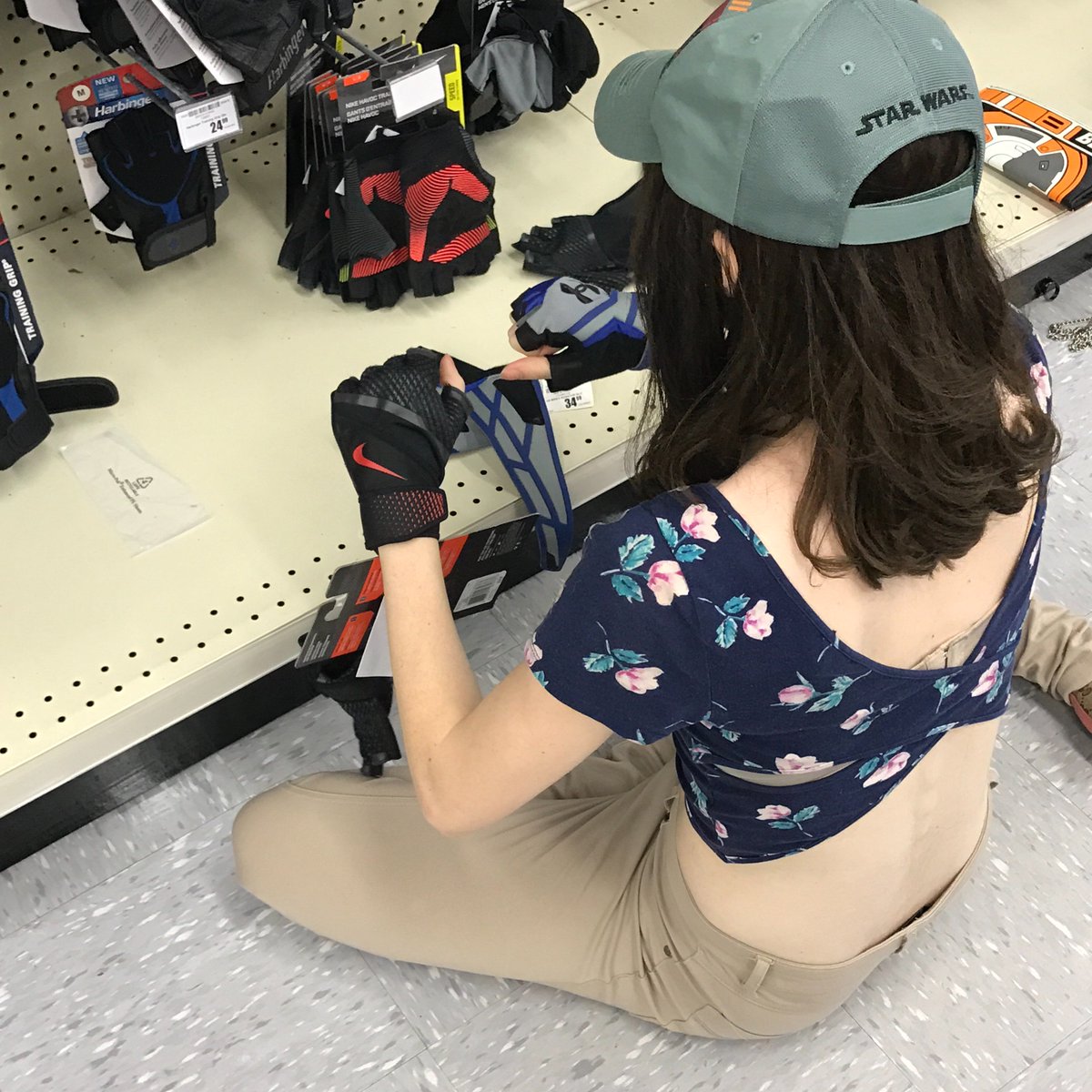 Amouranth on X: Shopping for lifting gloves #gainz #gymrat  t.cofFNKG4Ylmz  X