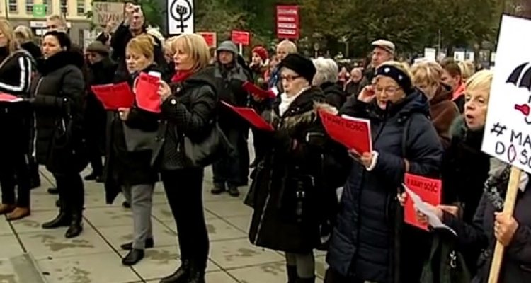 jan_czapski's tweet photo. #Requiem dla #PO_PSL_N i #IIPRL w wykonaniu chóru im. Stalina, potocznie zwanego #KOD https://t.co/oGppd6U6Zt