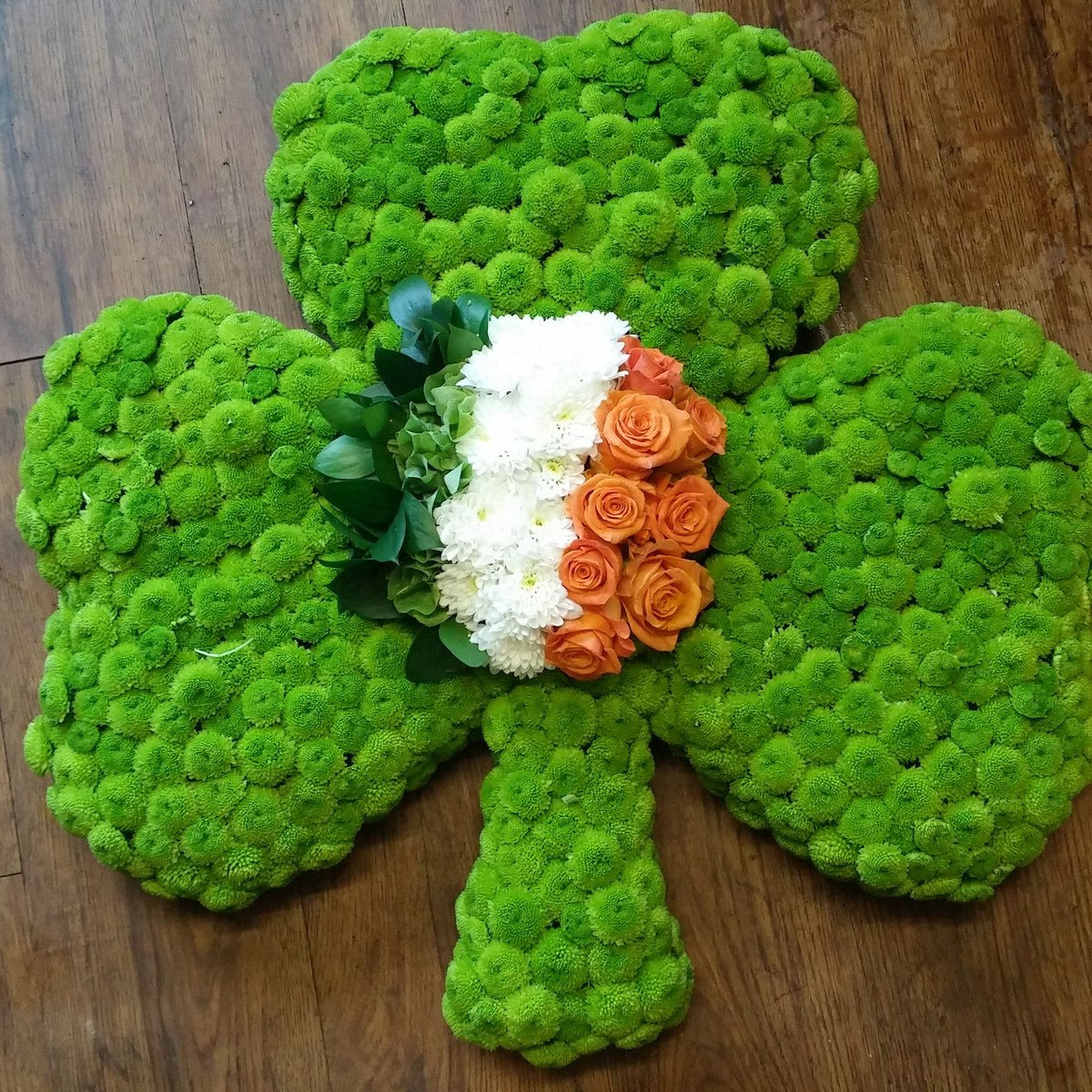 TheFGFlorist's tweet photo. Shamrock funeral tribute. #funeral #flowers #plants #design @AntiquesQuarter. https://t.co/JOyvJRSR94