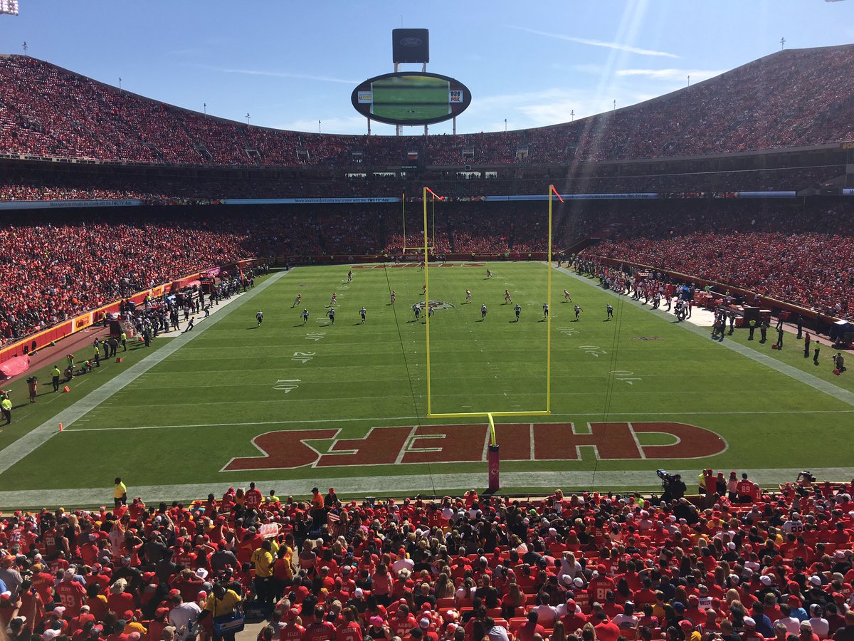 wahtoway's tweet photo. @wahtoway enjoying the game here in #arrowhead https://t.co/NRLlDinWto