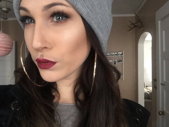 I'm a sad girl but I finally figured out highlighter so I have one thing going for me 💃🏽 https://t.c