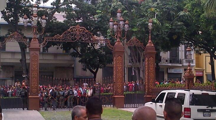 hugbelpsuv's tweet photo. #SesionAN: el PUEBLO movilizado es garantia de TRIUNFO @NicolasMaduro @TareckPSUV @dcabellor @VTVcanal8 https://t.co/FamI5NToNB