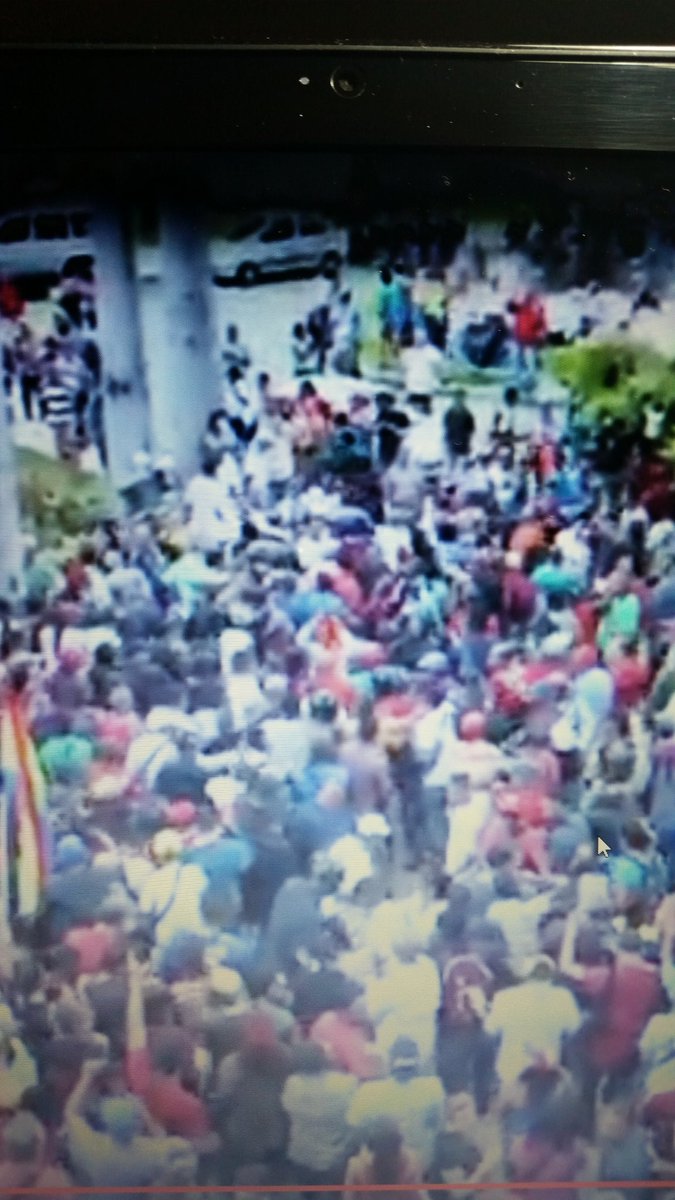 paolucci40's tweet photo. Grupos violentos al mando del alcalde malandro Jorge Rodríguez irrumpen en la AN #SesionAN Riesgo de Ataques @GenPenaloza @estebangerbasi https://t.co/dSGangiR5g