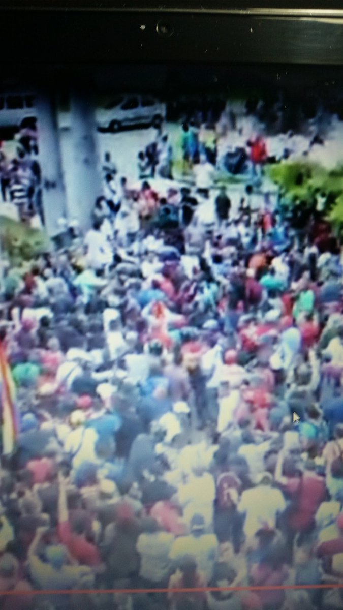 paolucci40's tweet photo. Grupos violentos al mando del alcalde malandro Jorge Rodríguez irrumpen en la AN #SesionAN Riesgo de Ataques @GenPenaloza @estebangerbasi https://t.co/dSGangiR5g