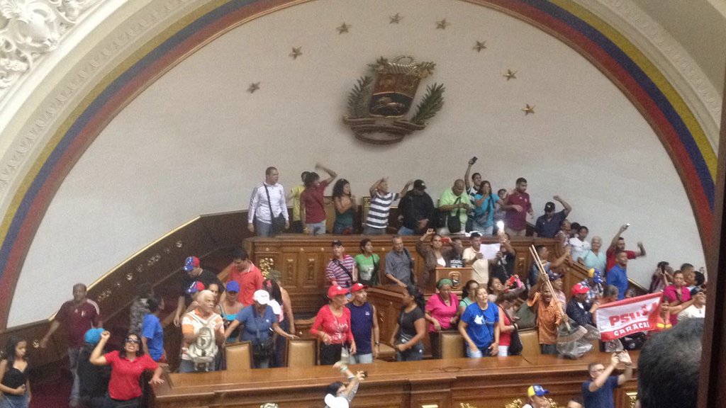 joseluiscedenog's tweet photo. Que el mundo vea lo que se ha convertido Venezuela, puro circo, porque Pan no hay. Nos morimos de Hambre. #SesionAN #AsambleaNacional https://t.co/IiKmI8yRzC