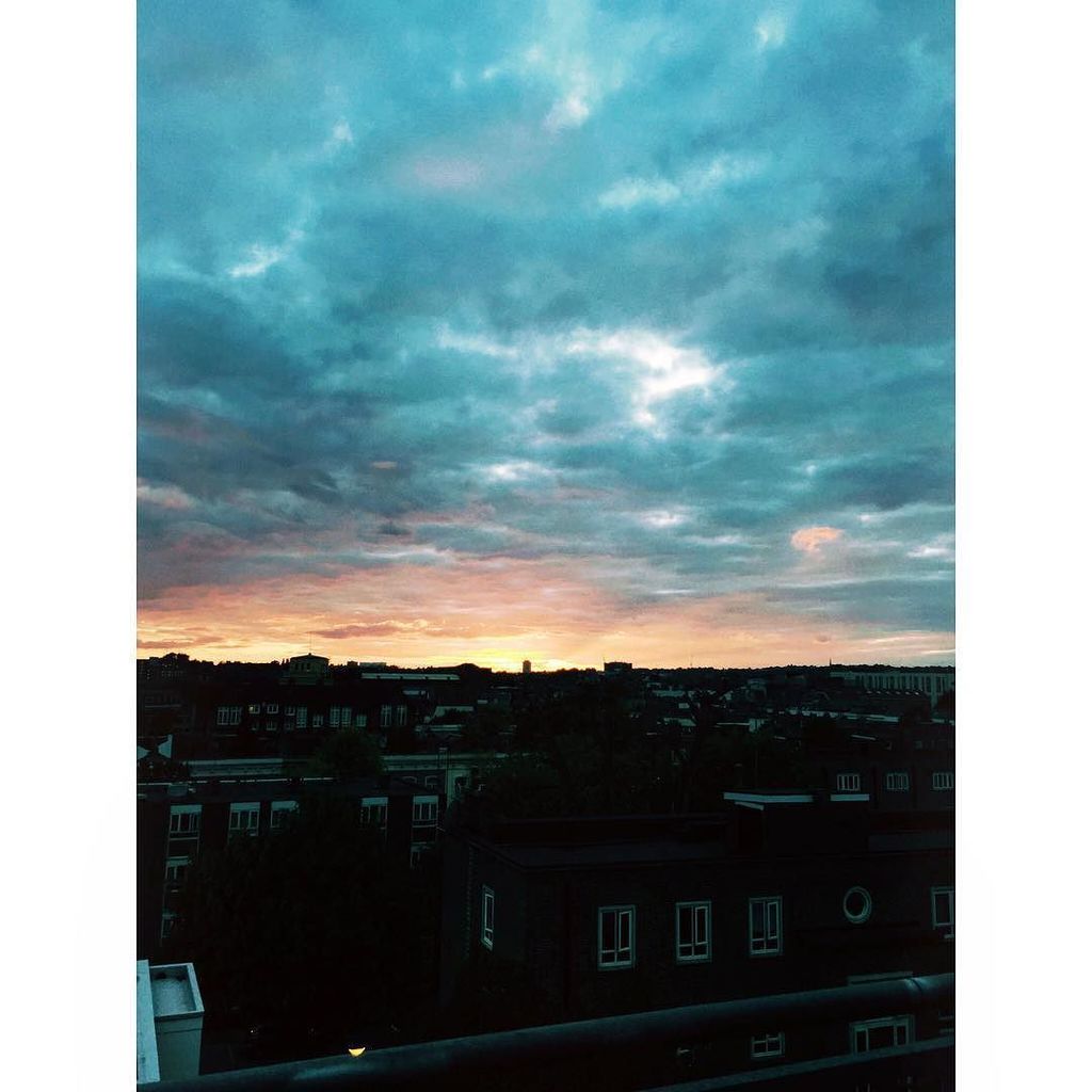themakingoflola's tweet photo. #sunset_itis #london #sunset #autumn #earlynights ๐ #blue https://t.co/OSKLpWdfpH https://t.co/q5kKvpWAV2