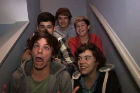 todays1dhistory's tweet photo. Today (October 25) in 2010 - Louis keeps everyone smiling in the fourth video diary :)) https://t.co/GCXB8HDIgT