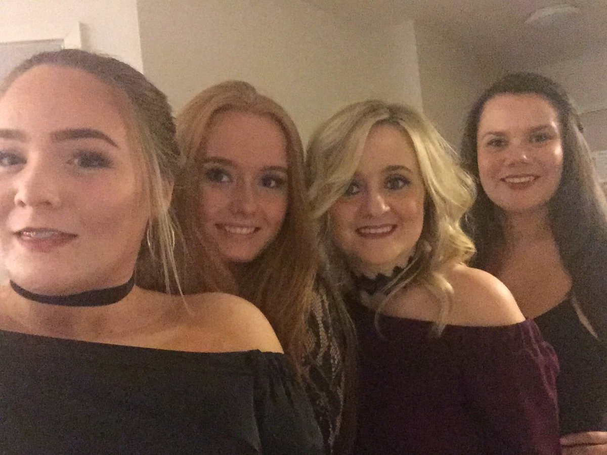 HayleyMiles10's tweet photo. @justinbieber we are coming for you!! https://t.co/4C5WsTxM68
