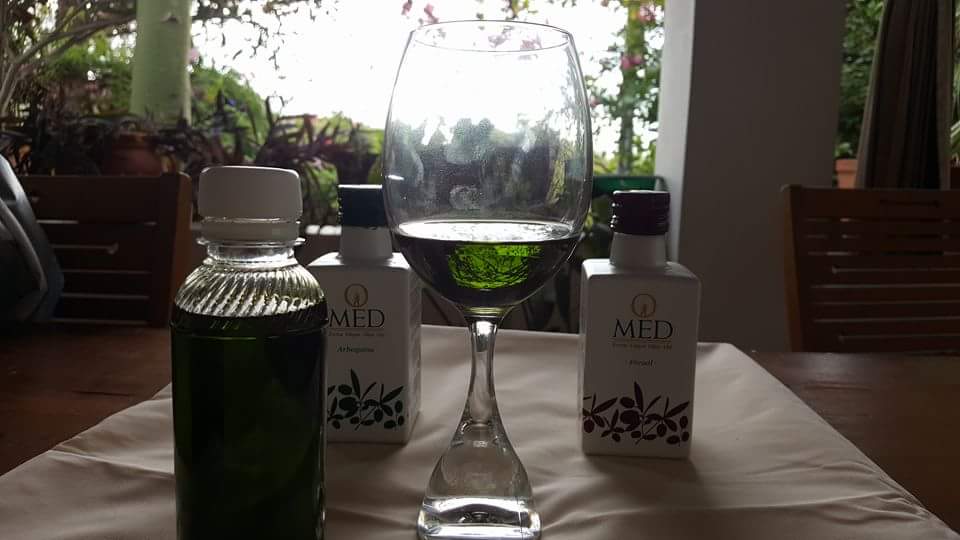 LoftSeleccion's tweet photo. Probando el primer zumo de aceitunas de @omedoil campaña 2016-17.
¡Explosión de aromas y sabor! https://t.co/ZAnV16xSyF