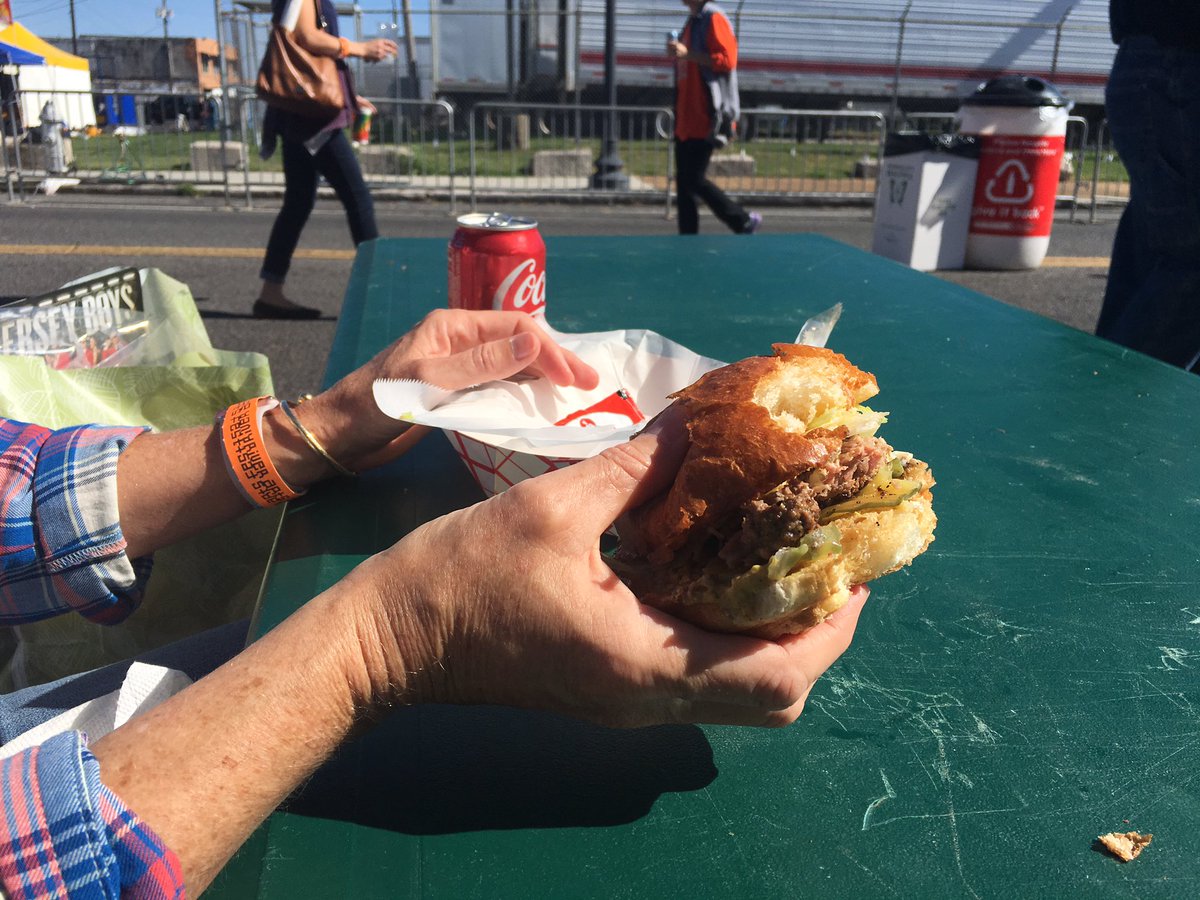 RiverArtsMem's tweet photo. Grind burger. Monkey Train Grazing food truck. #riverartsmem2016 #choose901 #gosouthmain https://t.co/KIrxGMtr6j